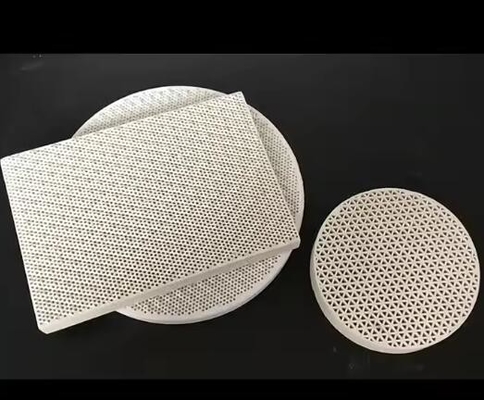 高強度50~200mm コルディエライト 孔状 赤外線 ハニーキャム セラミックプレート 燃焼器の熱衝撃耐性